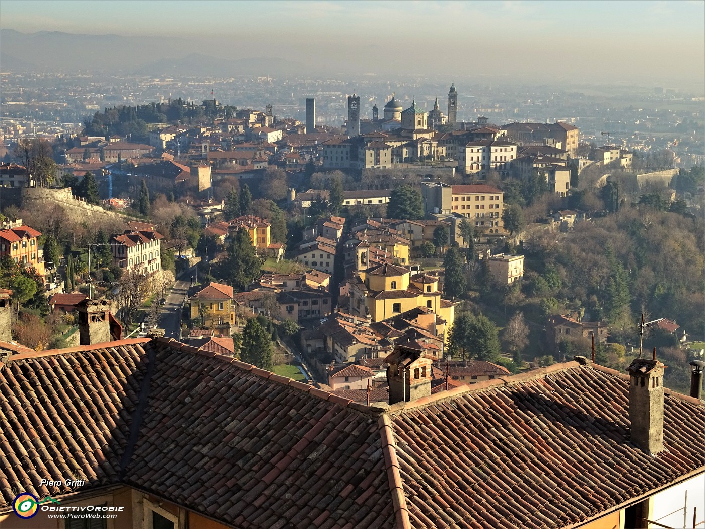 27 Da San Vigilio panorama su Citta Alta e Bassa.JPG